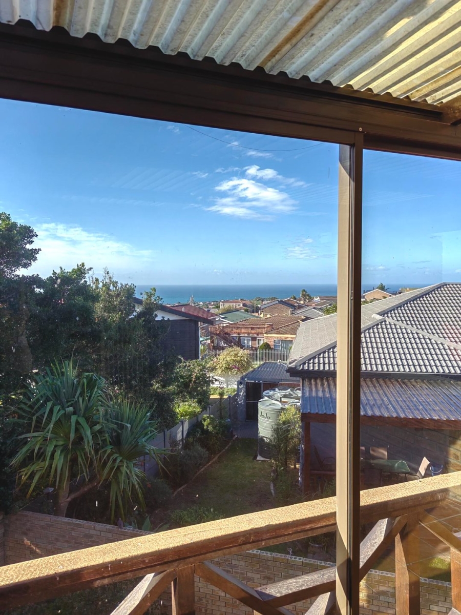 4 Bedroom Property for Sale in Wavecrest Eastern Cape